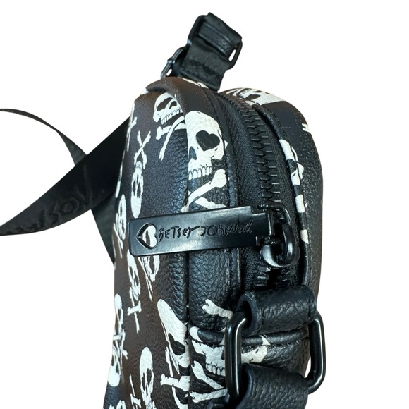 Betsey Johnson skull and crossbones black white crossbody bag - Picture 5 of 9